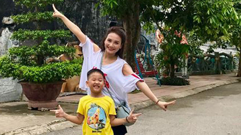 Bảo Thanh vui vẻ đi chơi cùng con trai giữa tâm bão 'thả thính' Việt Anh Ảnh 2