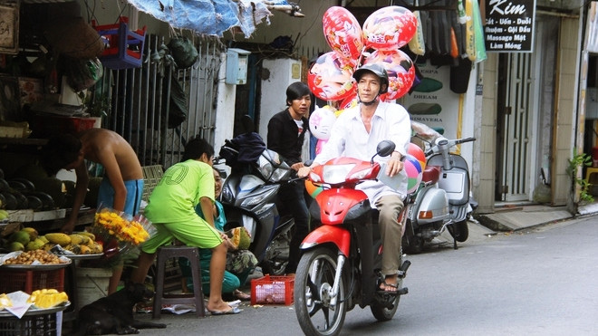 Vụ người cha bán hết đồ đạc để tìm hai con mất tích: Hai bé theo cha mẹ nuôi mới quen về nhà trọ Ảnh 2
