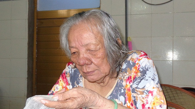 Cụ bà 84 tuổi bị bỏ rơi trong trời mưa gió: ‘Cháu tôi đưa đi bằng xe hơi và cho 100.000 đồng’ Ảnh 2