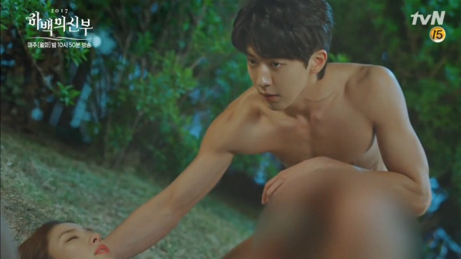 Fans sốc vì Nam Joo Hyuk nude ngay ở tập đầu 'Cô dâu thủy thần'! Ảnh 2