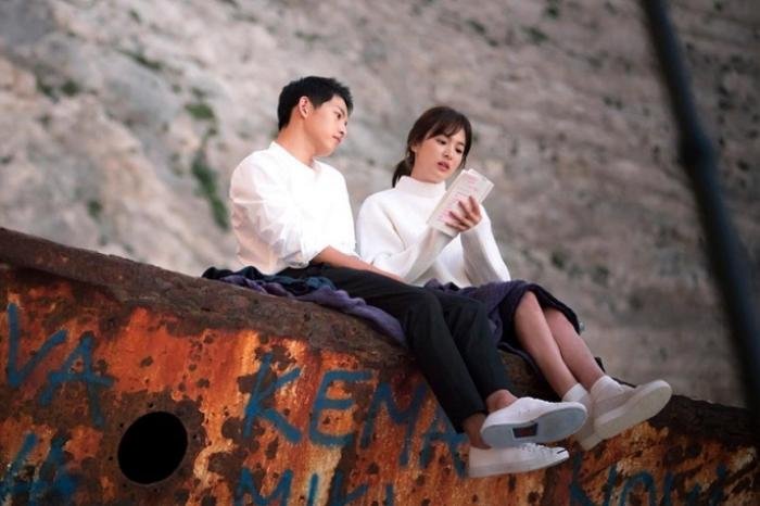 Song Joong Ki và Song Hye Kyo ly hôn nhưng khán giả sẽ không quên những cảnh ngọt ngào, tình bể bình trong phim 'Hậu duệ mặt trời'