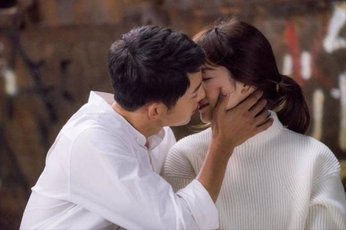 Song Joong Ki và Song Hye Kyo ly hôn nhưng khán giả sẽ không quên những cảnh ngọt ngào, tình bể bình trong phim 'Hậu duệ mặt trời'