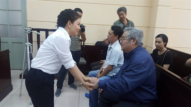 Ngọc Trinh chủ động bắt tay nghệ sĩ Khánh Hoàng: 'Anh ấy từng là đàn anh của tôi' Ảnh 2