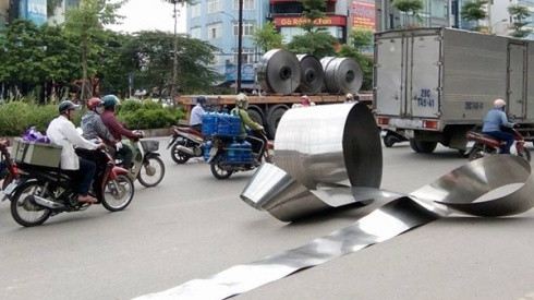 Hà Nội: Cuộn inox 5 tấn sắc lẹm bất ngờ rơi xuống đường khiến nhiều người kinh hãi Ảnh 2