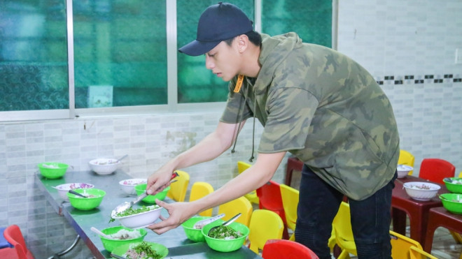 Rocker Nguyễn ‘lăn xả’ vào bếp, mướt mồ hôi nấu cơm cho 200 trẻ em mồ côi và khuyết tật Ảnh 2
