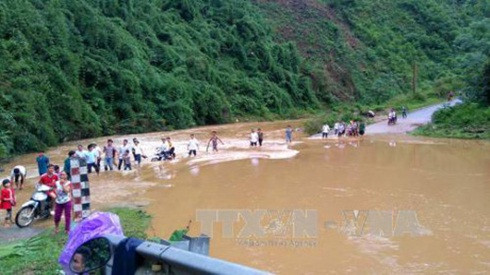 Mưa lũ cuốn trôi cả gia đình trên ô tô, 3 trong số 4 người tử nạn Ảnh 2