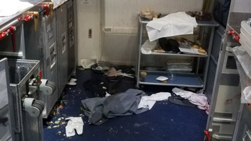 Tiếp viên hàng không đập chai rượu vang vào đầu hành khách hạng nhất Ảnh 2