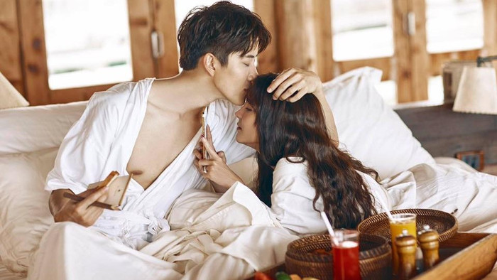 Cặp đôi 'Ngôi nhà hạnh phúc' bản Thái Mike - Aom tình tứ trên tạp chí, đốn tim người hâm mộ Ảnh 2