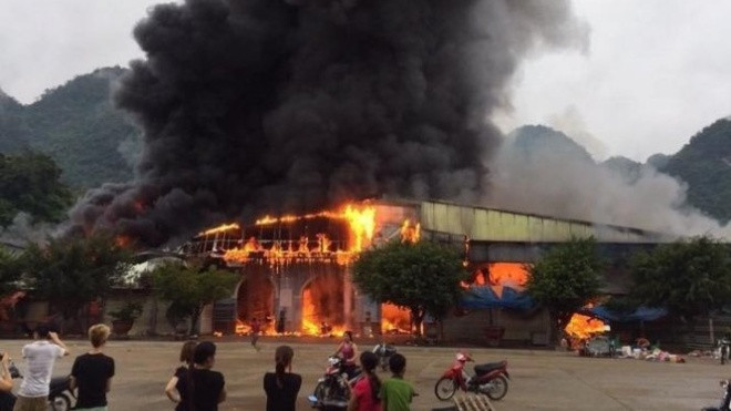 Cháy cực lớn tại chợ Tân Thanh - Lạng Sơn, huy động hơn 1.000 người cùng tham gia chữa cháy Ảnh 2