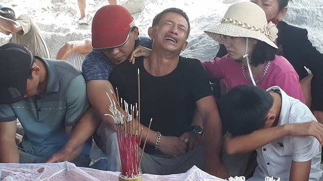 Vụ bé trai 6 tuổi mất tích ở Quảng Bình: 'Cặp sách đã chuẩn bị đủ, sao con lại ra đi…' Ảnh 2