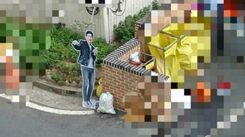 Fan tức giận ném hình Song Joong Ki vì dám kết hôn cùng đàn chị Ảnh 2