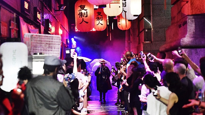 Raf Simons Menswear Spring 2018: ẩm ướt, bốc mùi nhưng sống động nhuốm màu Á Đông huyền ảo Ảnh 2