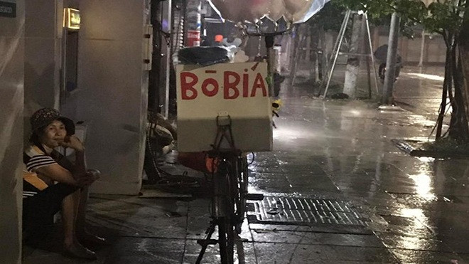 Chạnh lòng với câu chuyện cô bán hàng rong không đủ tiền mua mì tôm giữa đêm mưa Ảnh 2