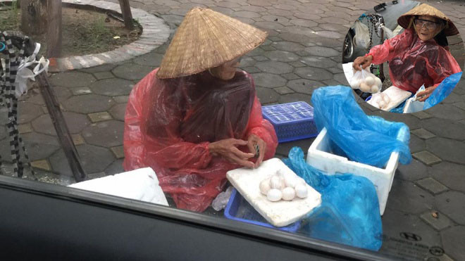 5 gói mì, 10 quả trứng và câu chuyện đầy tử tế giữa bà cụ bán rong với anh chàng đi ô tô ở Hà Nội Ảnh 2