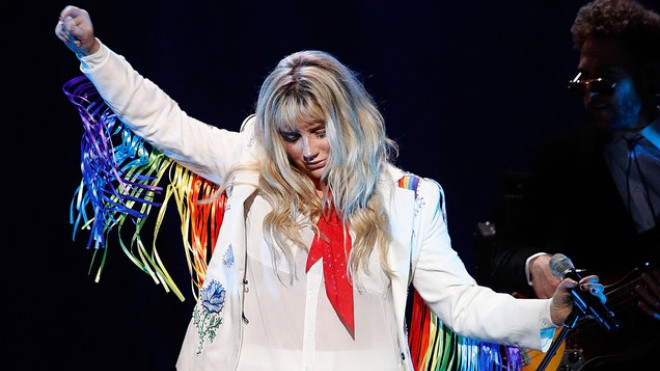 Nhìn chặng đường này để thấy fan US-UK cần ủng hộ Kesha thật nhiều, nhiều hơn nữa! Ảnh 2