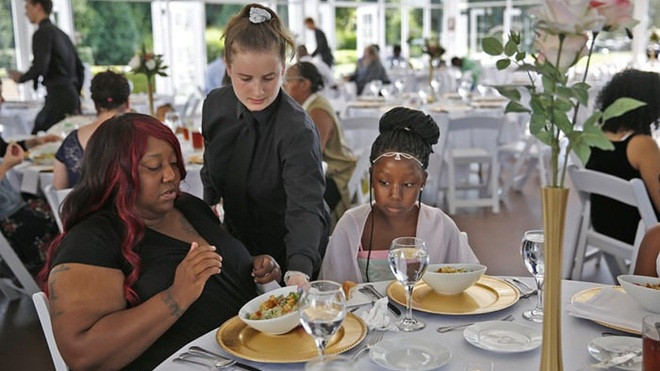 Phải hủy hôn, cô dâu 'hụt' chiêu đãi hàng trăm người vô gia cư bữa tiệc cưới với tổng chi phí 30.000 USD Ảnh 2