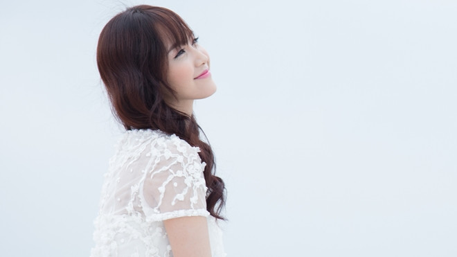 Jang Mi liều mình ngồi trên lan can sân thượng tầng 26 để thực hiện MV Ảnh 2