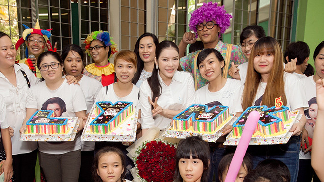 Phủ nhận tin đồn sắp kết hôn, Lý Nhã Kỳ giản dị đi từ thiện nhân dịp tuổi mới Ảnh 2