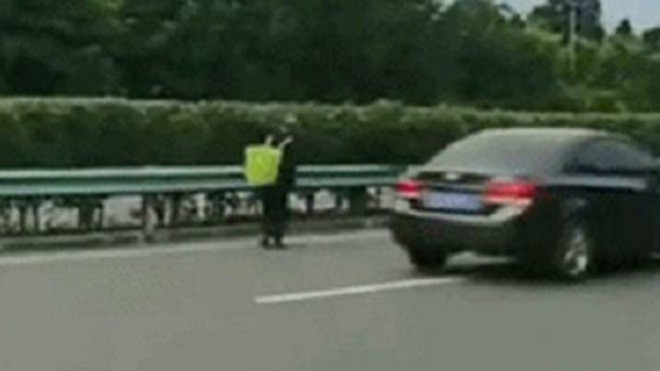 Ông đi bộ 60 km để mang trứng gà lên thành phố thăm cháu Ảnh 2