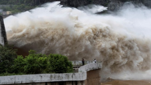 Rùng mình trước cảnh người dân 'tự sướng', đánh cá khi thuỷ điện Hoà Bình xả lũ như sóng thần Ảnh 2