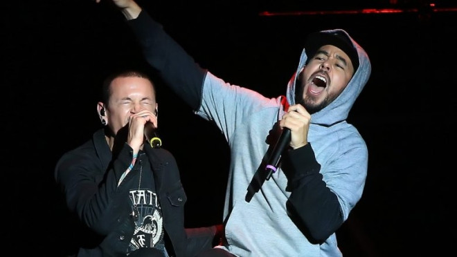 Trưởng nhóm Linkin Park thắt lòng xác nhận 'người anh em' Chester Bennington đã qua đời! Ảnh 2