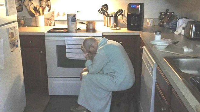 Con rể thấy mẹ vợ gục mặt trong bếp, trái tim anh như vỡ vụn khi biết lý do Ảnh 2