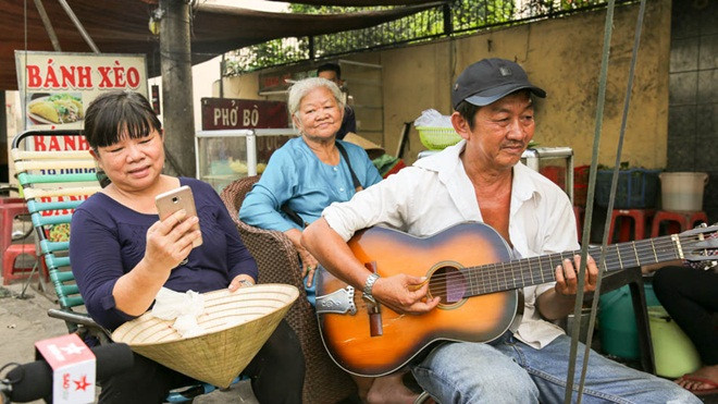 Quán bánh xèo vỉa hè phục vụ nhạc sống của cô chủ có giọng hát chẳng thua kém ca sĩ phòng trà Ảnh 2