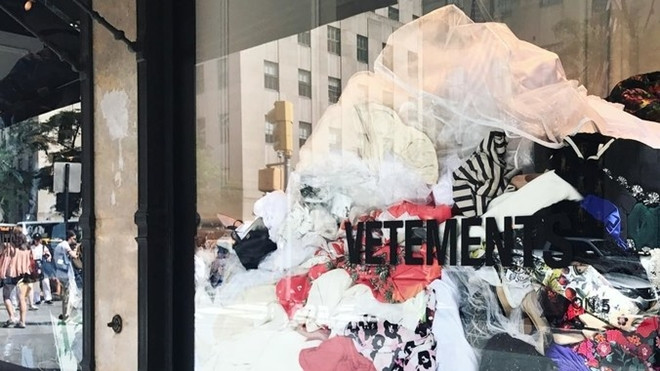 Vetements 'bê nguyên' đống quần áo dưới sàn trưng bày trước cửa hiệu Ảnh 2