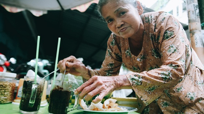 Cụ bà 22 năm gây ‘thương nhớ’ với món ca cao bánh mì độc nhất Sài Gòn bằng đôi tay 'biến dạng' Ảnh 2