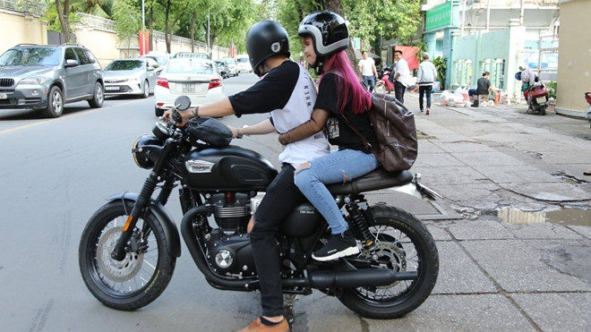 Khởi My tình tứ ôm chặt Kelvin Khánh trên xe mô tô mới giá hơn nửa tỷ đồng Ảnh 2
