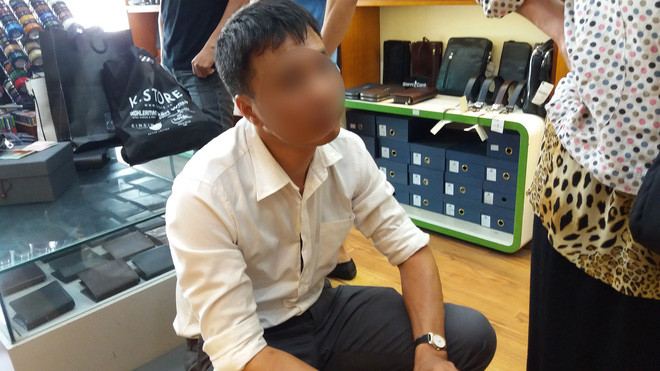 Người đàn ông trộm 3 chiếc ví cùng mẹ đến cửa hàng xin lỗi, mẹ cho biết tâm thần không ổn định Ảnh 2