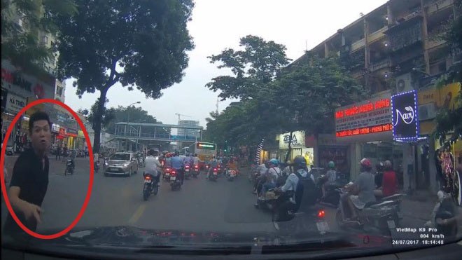 Clip: Xuất hiện nhiều 'ma cô' đường phố chuyên ăn vạ xe ôtô để đòi tiền bồi thường ở Hà Nội Ảnh 2