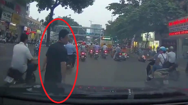 Lừa đảo dàn cảnh va quệt, nhảy lên ô tô bắt vạ tài xế: Công an bắt đối tượng đầu tiên Ảnh 2