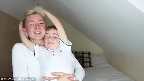 Lời đáp hồn nhiên của cậu bé 5 tuổi khi người anh trai hỏi: Em nghĩ sao nếu anh cưới một người đàn ông Ảnh 2