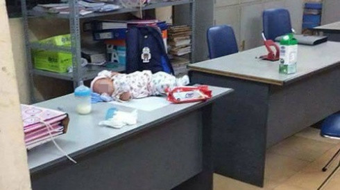 Xót xa hình ảnh con trai sơ sinh của Bella nằm chỏng chơ trên bàn ở công an phường Ảnh 2