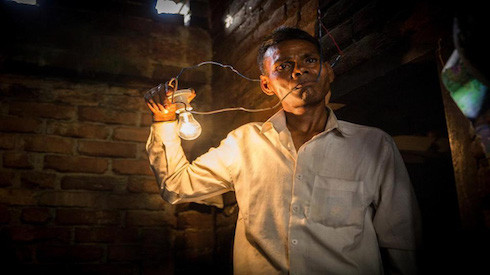 Bí ẩn người đàn ông không bao giờ bị giật điện; ăn điện như ăn đồ ăn mà cũng thấy no Ảnh 2