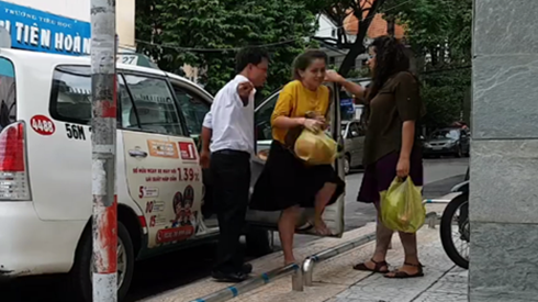 Đòi thêm tiền bất thành, taxi 'truyền thống' hằn học mắng chửi, dọa đánh khách nước ngoài Ảnh 2