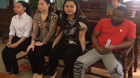 Trai Tây lừa tiền cả chục phụ nữ khóc nức nở tại tòa Ảnh 2