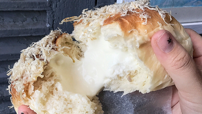 Cùng 'mổ xẻ' bông lan phô mai, chiếc bánh 'hot' nhất mùa hè 2017 Ảnh 2