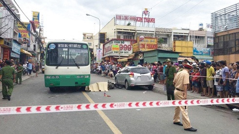 Cửa ô tô bất ngờ mở khiến cô gái chạy xe máy ngã ra đường, bị xe buýt cán tử vong Ảnh 2