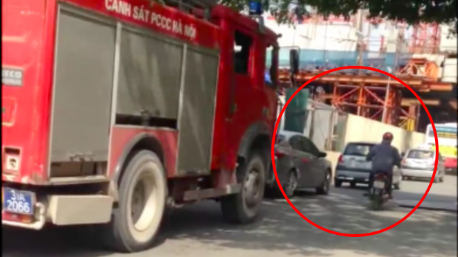 Hà Nội: Xe cứu hoả hú còi liên tục, các phương tiện phía trước ung dung không nhường đường Ảnh 2