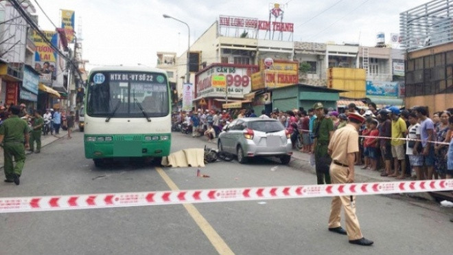 Clip: Những vụ ngã xe khiến người xem 'hết hồn' do mở cửa ô tô bất cẩn Ảnh 2