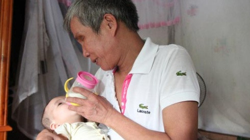 Người cha mù và ước mơ có nồi cháo móng giò cho con gái mắc bệnh tâm thần vừa sinh con Ảnh 2