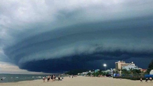 Bãi biển Sầm Sơn như bị 'nuốt chửng' bởi đám mây ‘mẹ của vòi rồng’ Ảnh 2