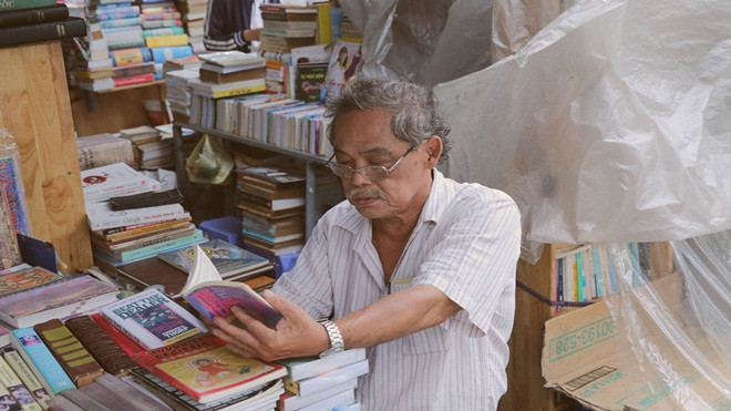 Chuyện ông giáo 'Long què': 40 năm thăng trầm bể dâu gắn bó với nghề buôn sách cũ Ảnh 2