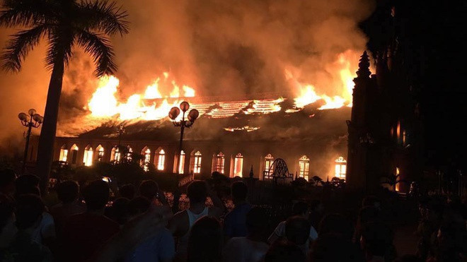 Clip: Người dân xót xa nhìn nhà thờ cổ 130 tuổi ở Trung Lao, Nam Định cháy dữ dội trong đêm Ảnh 2