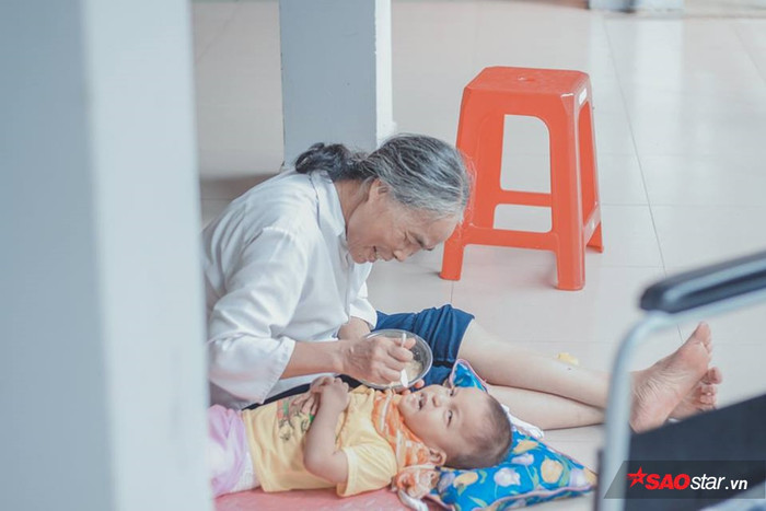 Chuyện về những em bé ở các mái ấm: Vật chất đủ đầy nhưng thiếu hơi ấm của tình thân