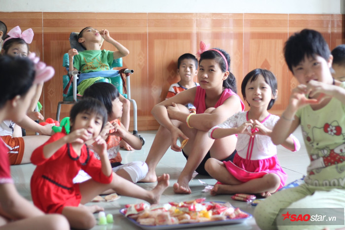 Chuyện về những em bé ở các mái ấm: Vật chất đủ đầy nhưng thiếu hơi ấm của tình thân