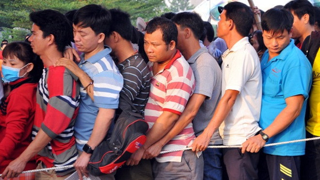 Cố thủ xuyên đêm trước trường chờ nộp đơn lớp 1 cho con Ảnh 2