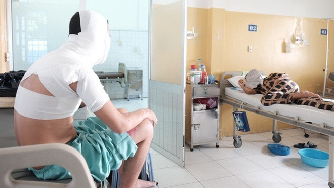 Giận vợ, chồng tưới xăng dọa đốt nhà, lửa bùng cháy gây bỏng cho cả đứa con mới hơn 2 tuổi Ảnh 2